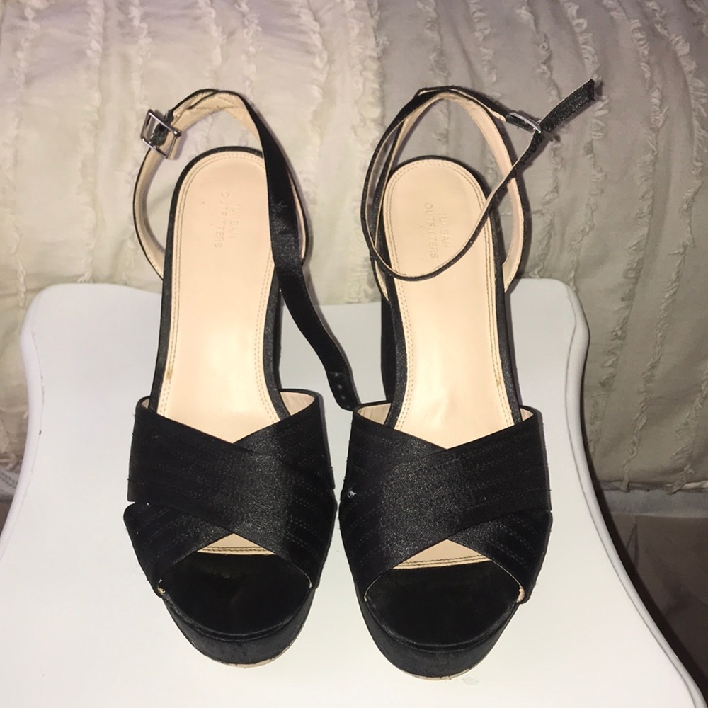 Trendy chucky black heels!